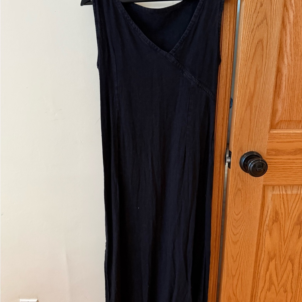 Classic Black Sleeveless V-Neck Maxi Dress